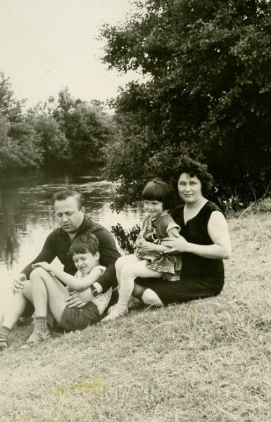 KKE 4572.jpg - Nad rzeką. Czesław i Weronika Kurmin z dziećmi Mirosławem i Weroniką, Olsztyn, lata 60-te XX wieku.